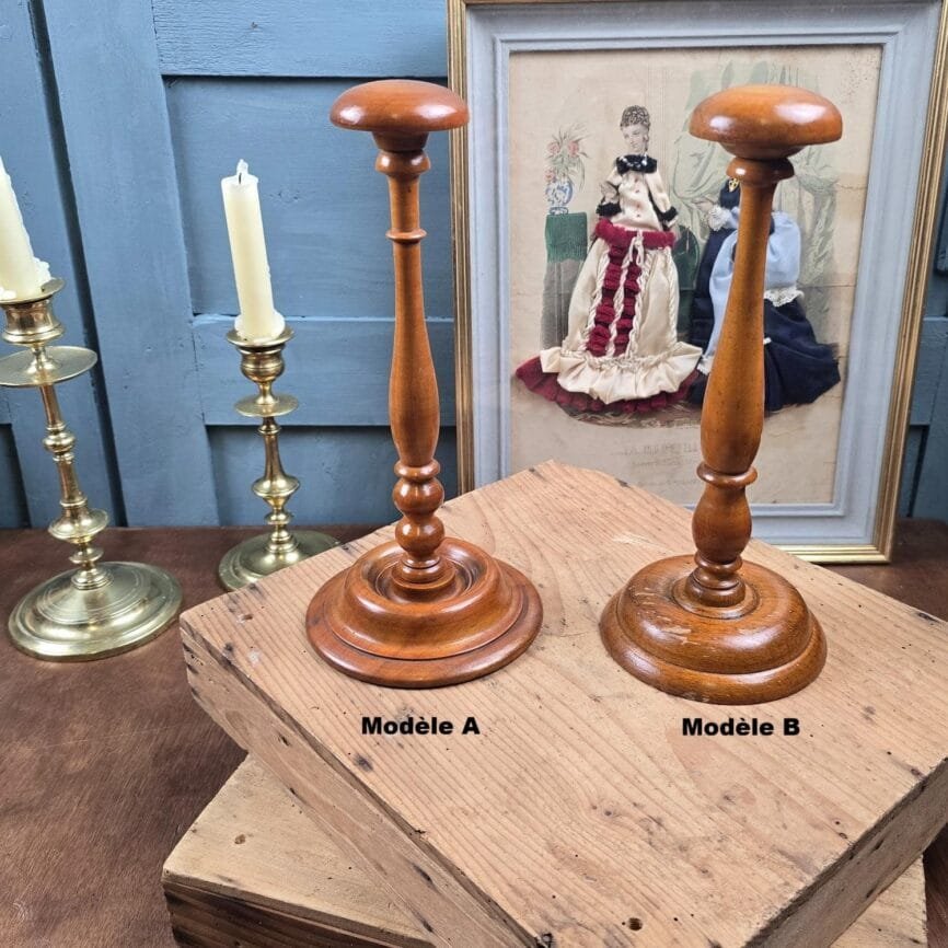 Ensemble de deux porte-chapeaux anciens en bois tourné.