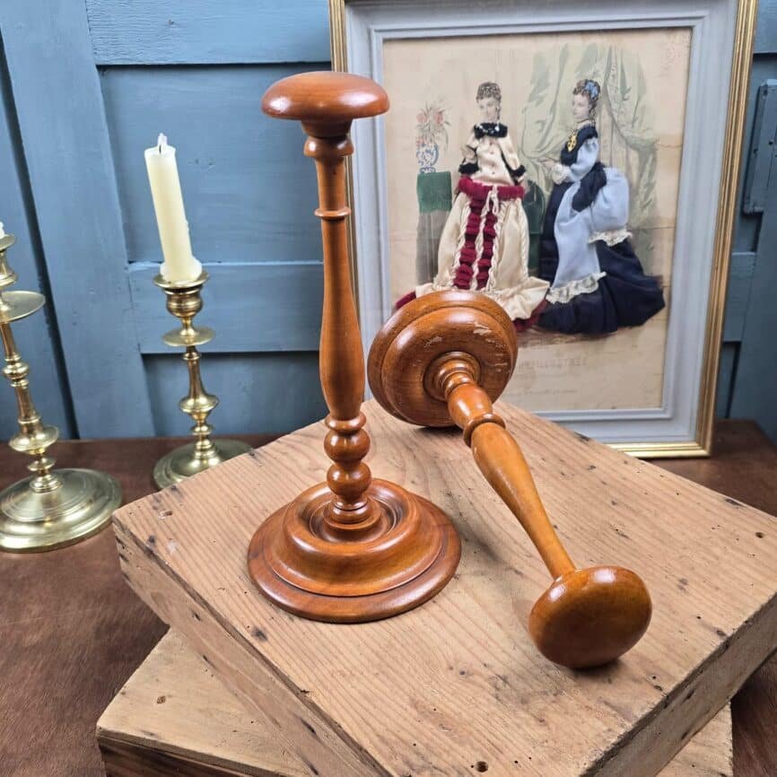 Porte-chapeaux anciens exposés en duo dans une scène vintage.