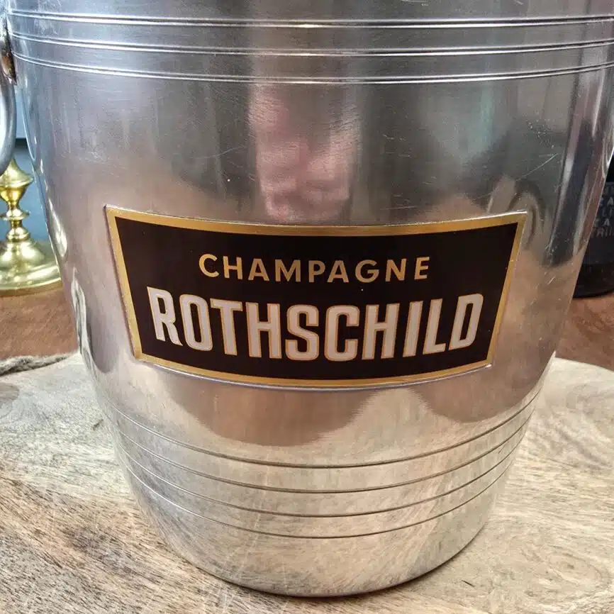 Vue rapprochée du seau Rothschild montrant le logo Champagne Rothschild.
