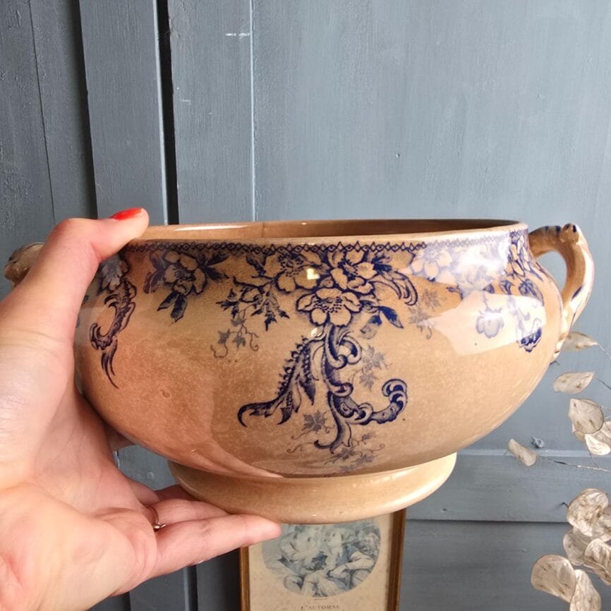 Bas de soupière ancien Boulenger & Cie tenu à la main, montrant la taille, la couleur et la finesse du décor floral bleu.
