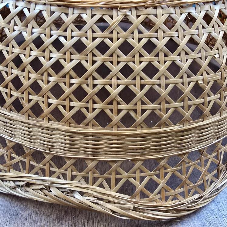 Détail du tressage croisé du rotin vintage.