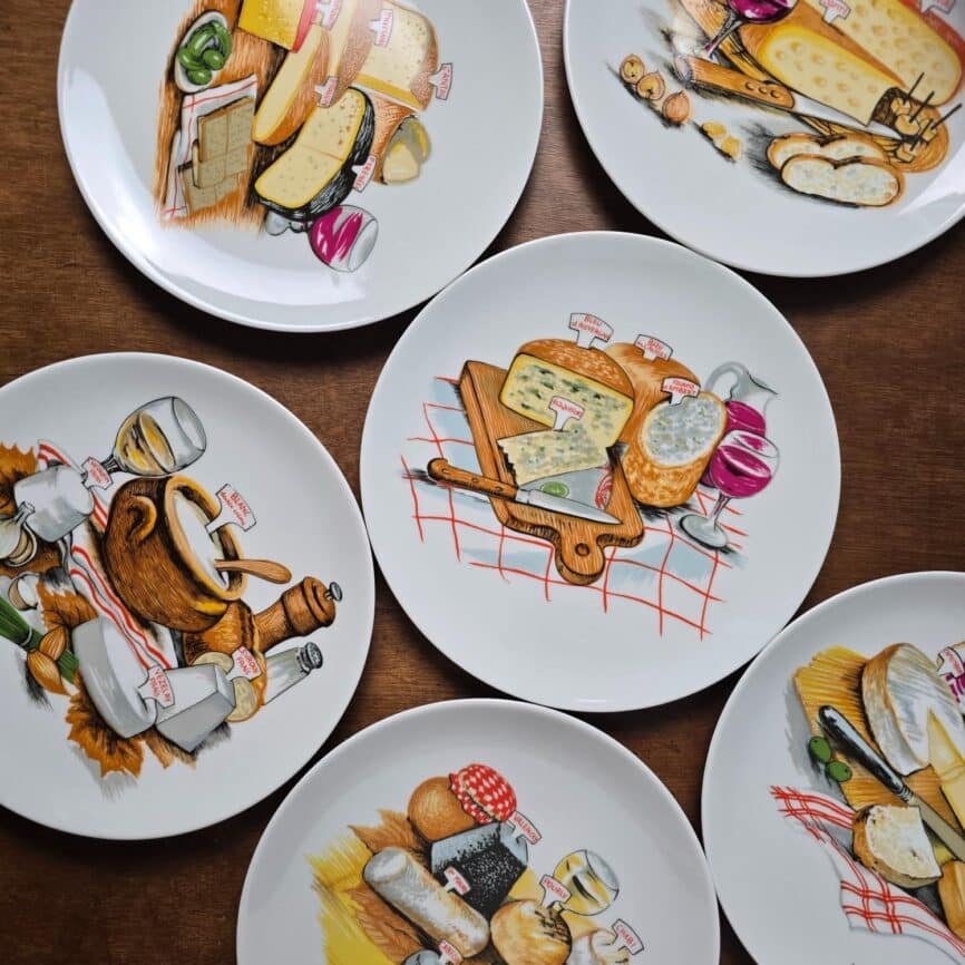 Assiettes à fromage Brémaille en porcelaine, vues de dessus, illustrations colorées de fromages et pains
