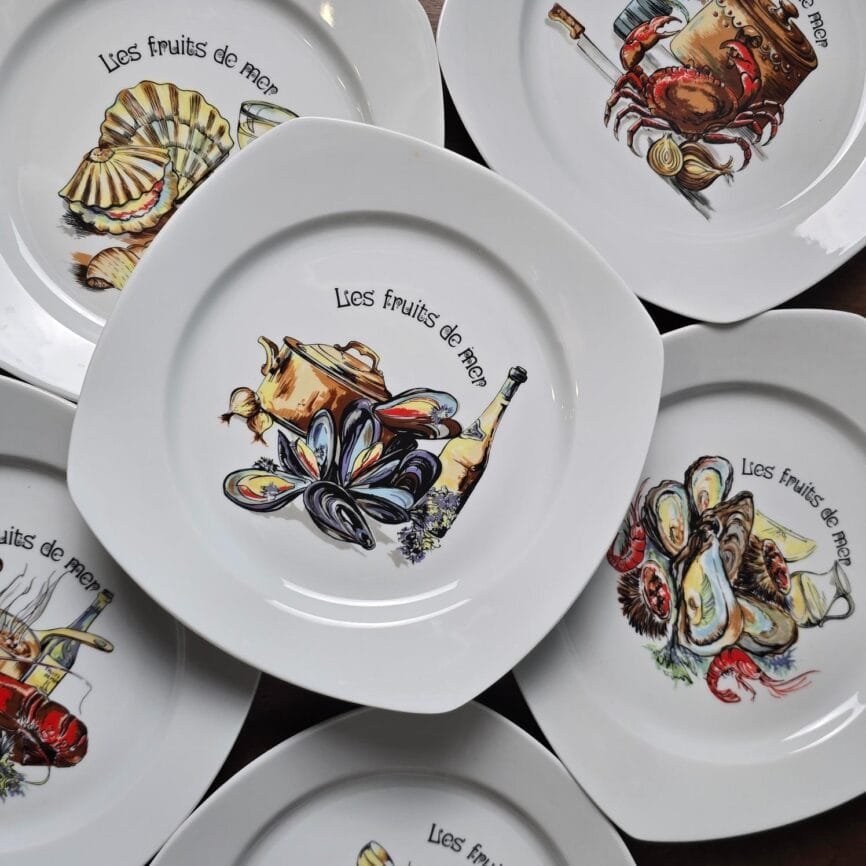 Lot de six assiettes anciennes en porcelaine de Brémaille, décor “Les fruits de mer”, motifs variés et couleurs vives.