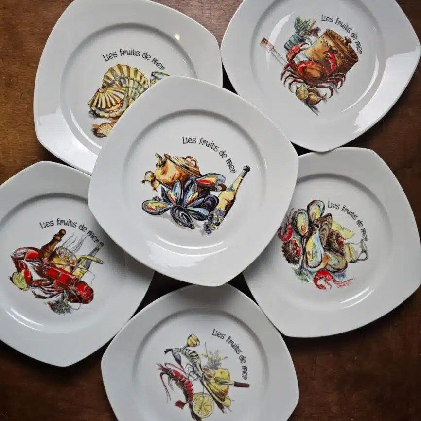 Lot complet de six assiettes fruits de mer en porcelaine Brémaille, vues ensemble.