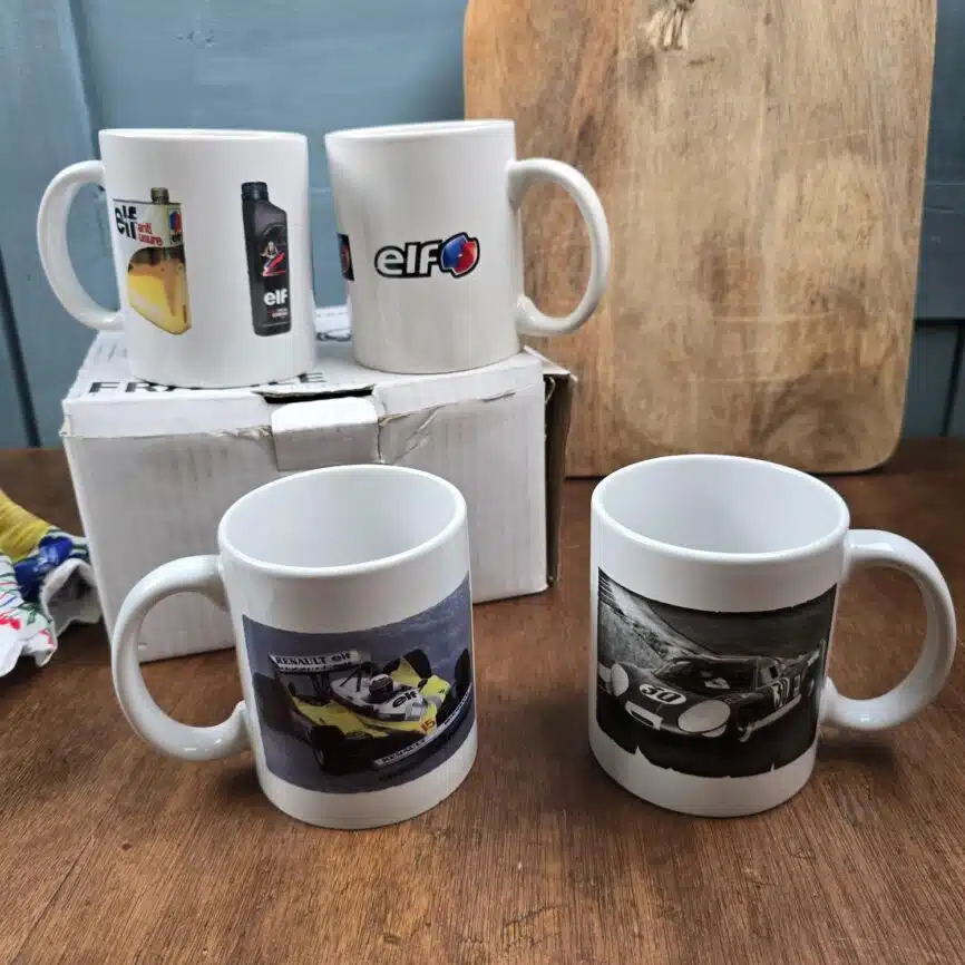 Lot de mugs ELF disposés ensemble, différents modèles visibles.