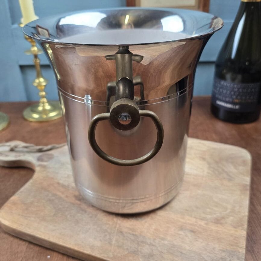 Vue de côté du seau à champagne Jean Couzon en inox brossé montrant la anse en anneau.