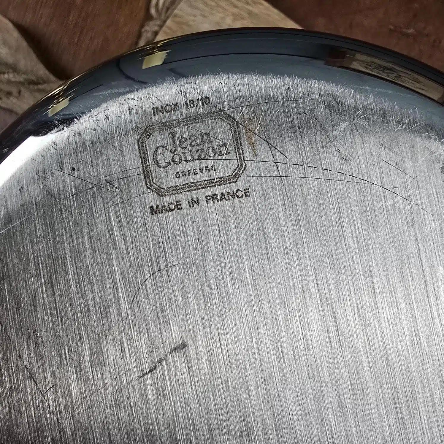 Dessous du seau à champagne Jean Couzon en inox brillant montrant l'estampille.
