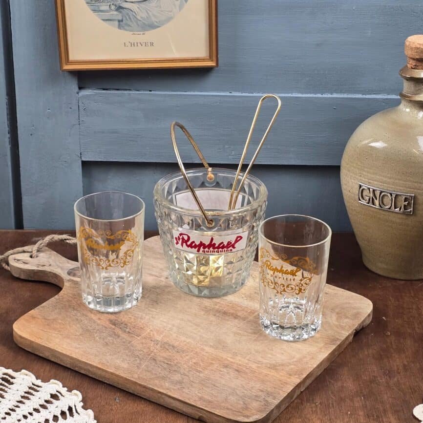 Photo lifestyle de l’ensemble St Raphaël sur un plateau en bois avec décor vintage.