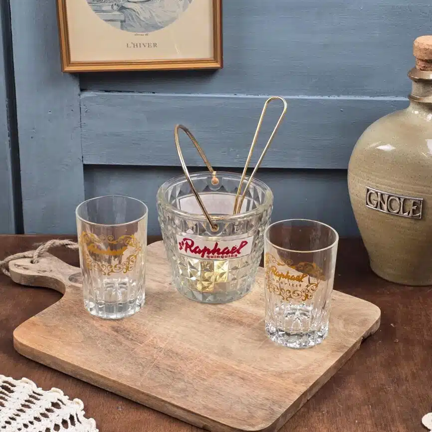 Photo lifestyle de l’ensemble St Raphaël sur un plateau en bois avec décor vintage.