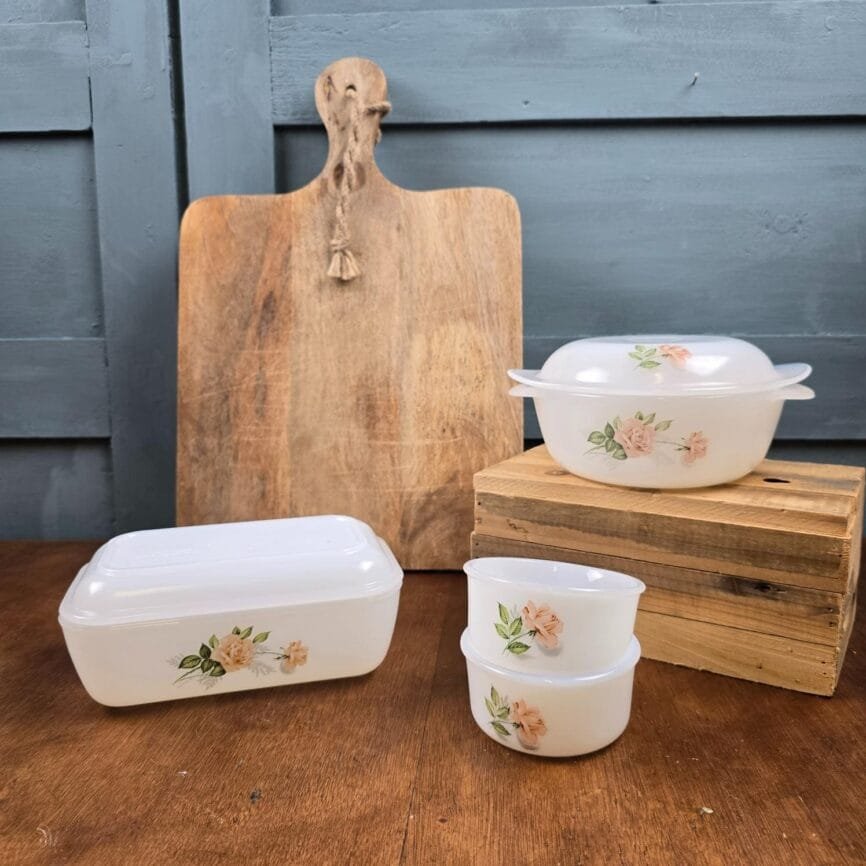 Ensemble Arcopal Rose : mini cocotte, beurrier, ramequins et plat, décor floral sur table en bois