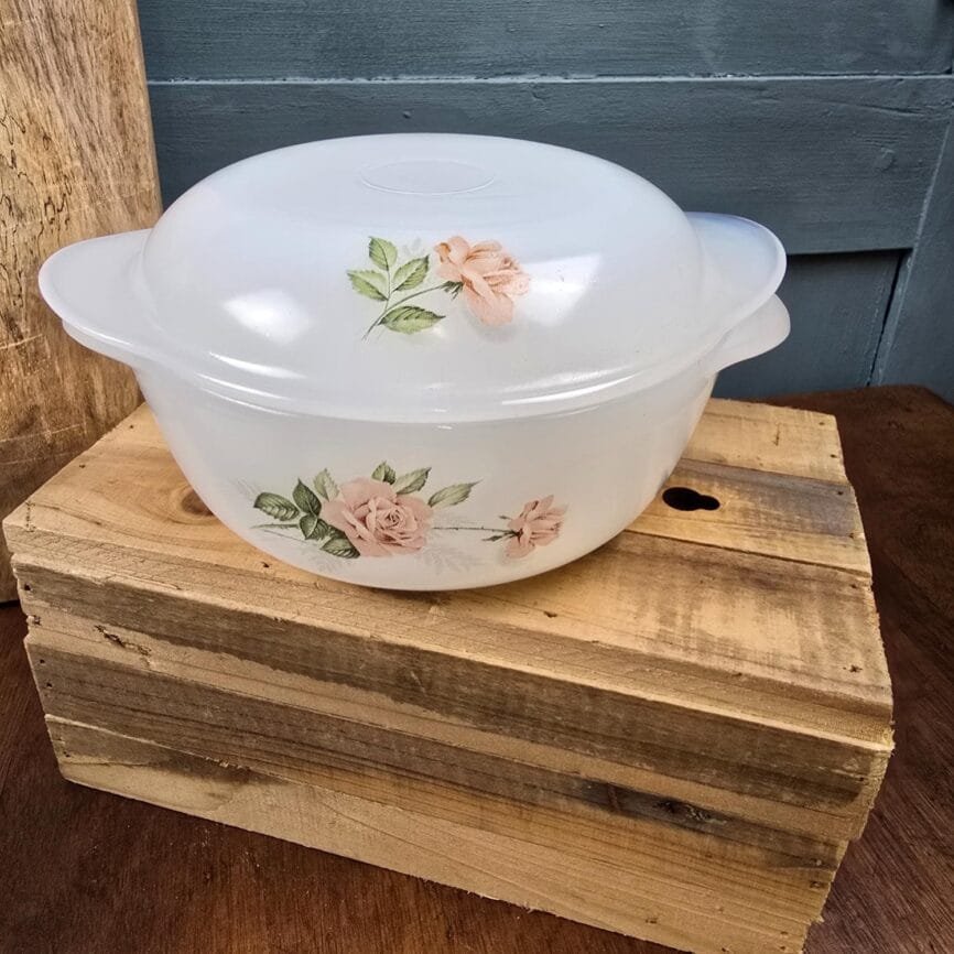 Mini cocotte Arcopal Rose avec couvercle, verre opalin translucide, posée sur caisse en bois