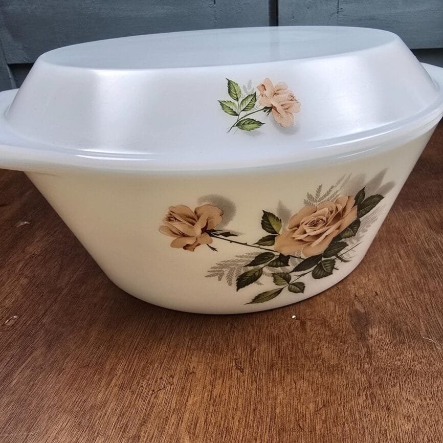 Cocotte Arcopal Rose vue de face – décor floral délicat