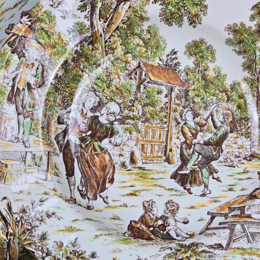 Détail du décor pastoral Lunéville, scène champêtre avec personnages et nature, faïence ancienne