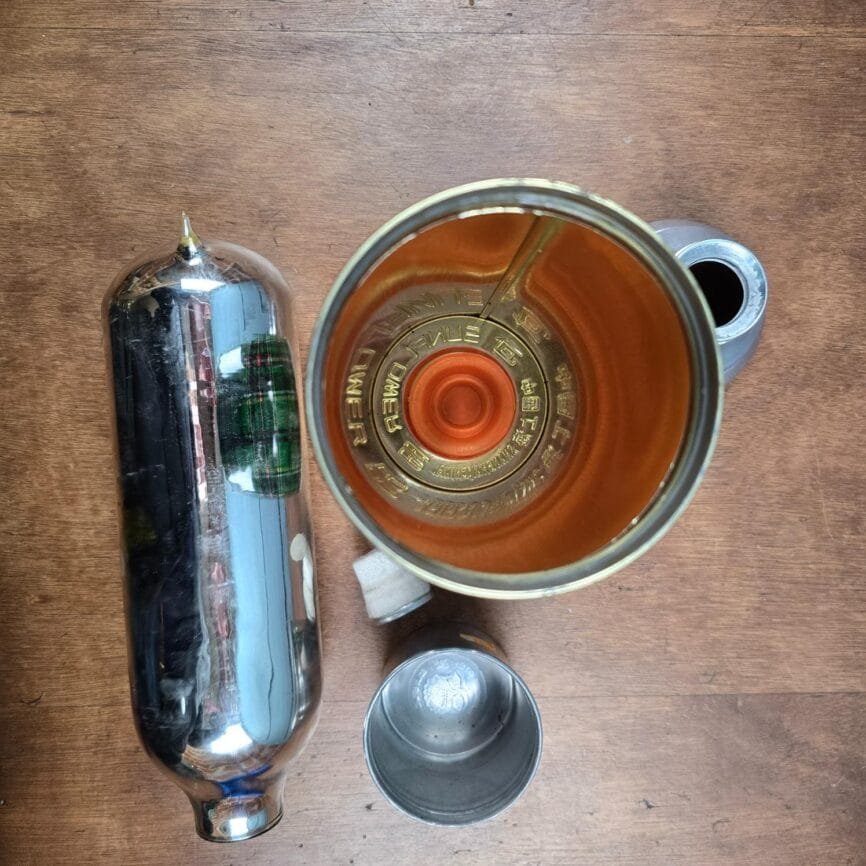 Détail du fond intérieur doré du thermos et le contenu