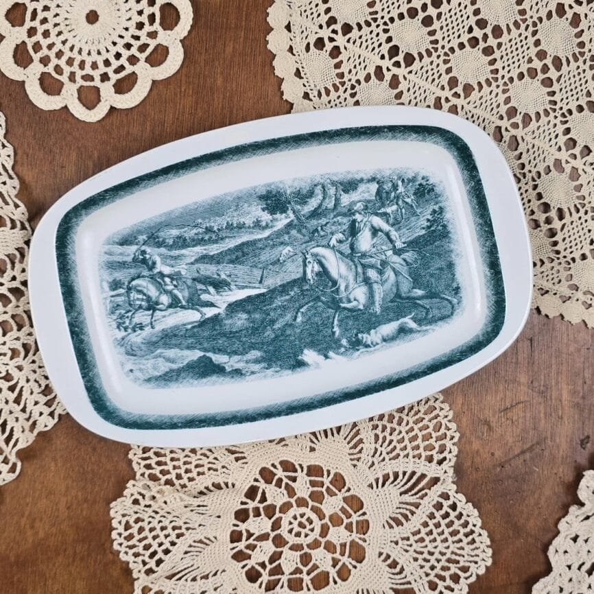 Petit plat Bavaria ancien à décor de chasse, porcelaine blanche esprit gravure ancienne