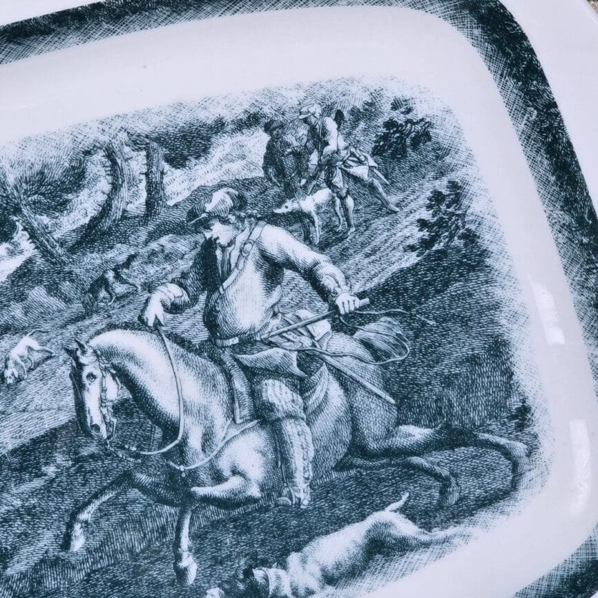 Détail du décor de chasse sur petit plat Bavaria, scène gravure ancienne