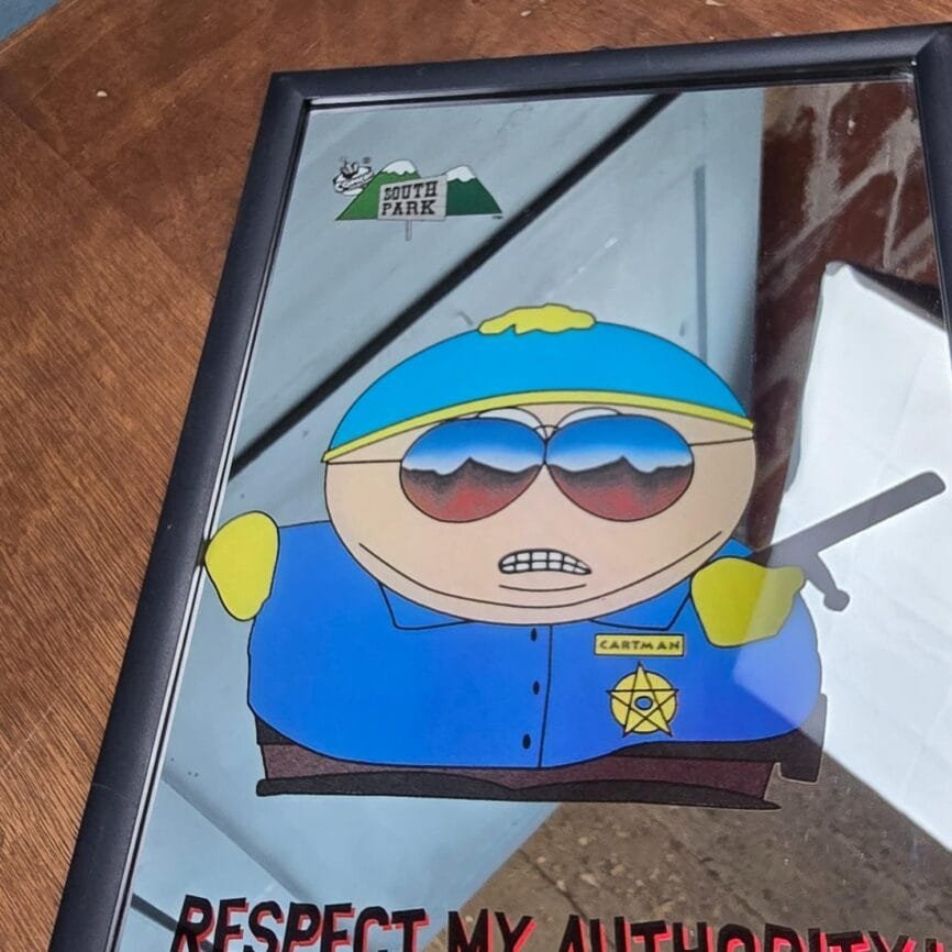 Zoom sur le cadre plastique noir et les inscriptions South Park