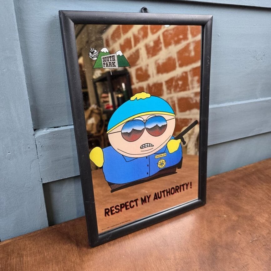 Miroir South Park 1999 représentant Eric Cartman et l’inscription “Respect My Authority”.