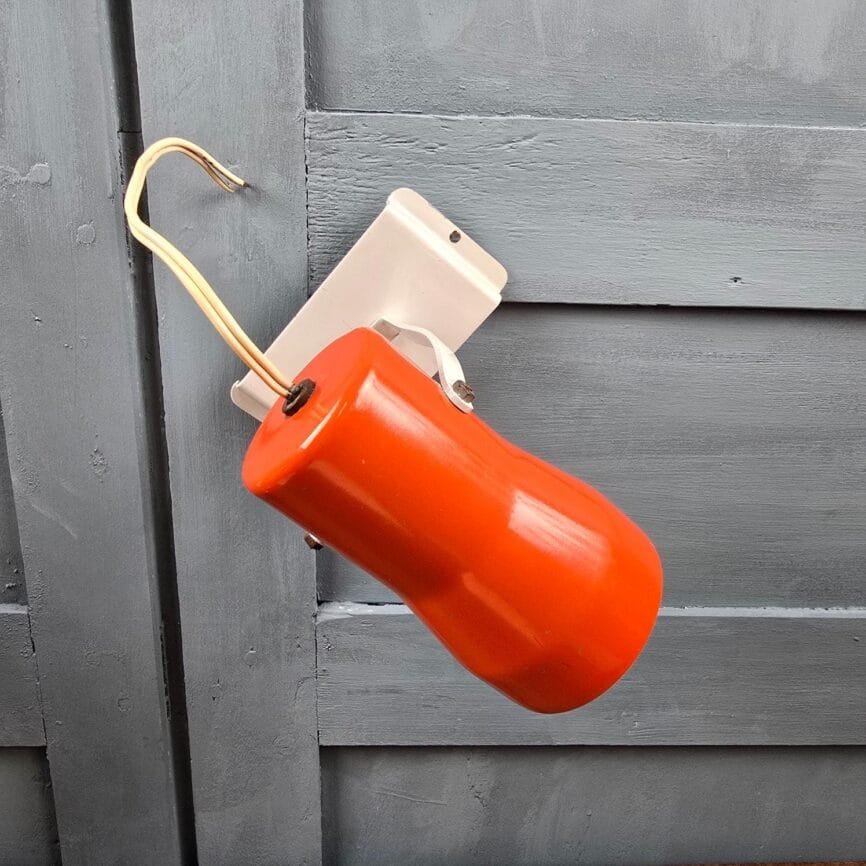Spot mural vintage orange orientable en métal émaillé