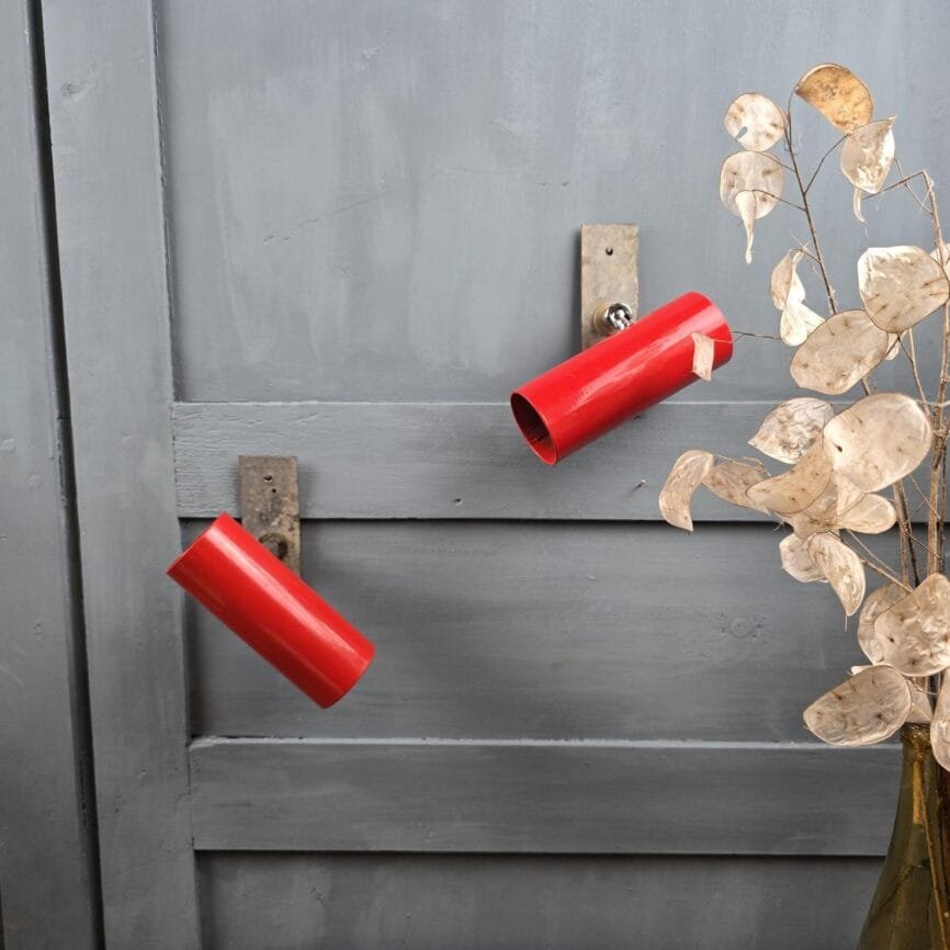 Lot de deux spots muraux vintage rouges en métal fixés au mur