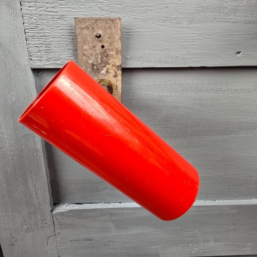 Spot mural vintage rouge orientable en métal, vue de face