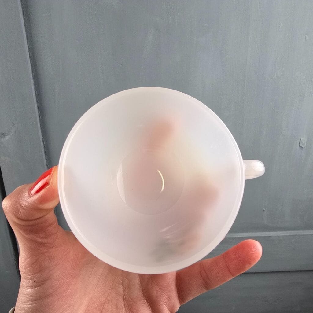 Intérieur d’une tasse Arcopal Rose, état impeccable