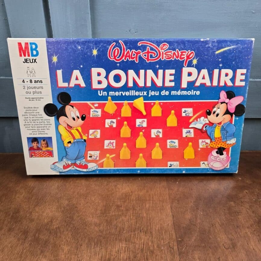 Jeu vintage La Bonne Paire Walt Disney MB 1990 complet posé contre une porte