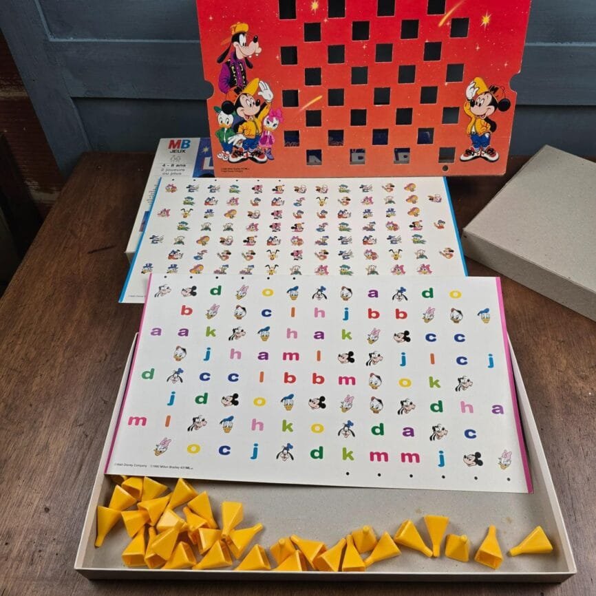 Intérieur du jeu vintage complet avec pions et planches Walt Disney