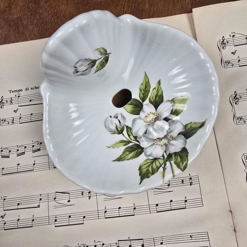 Porte-savon coquille en porcelaine blanche décor floral vert