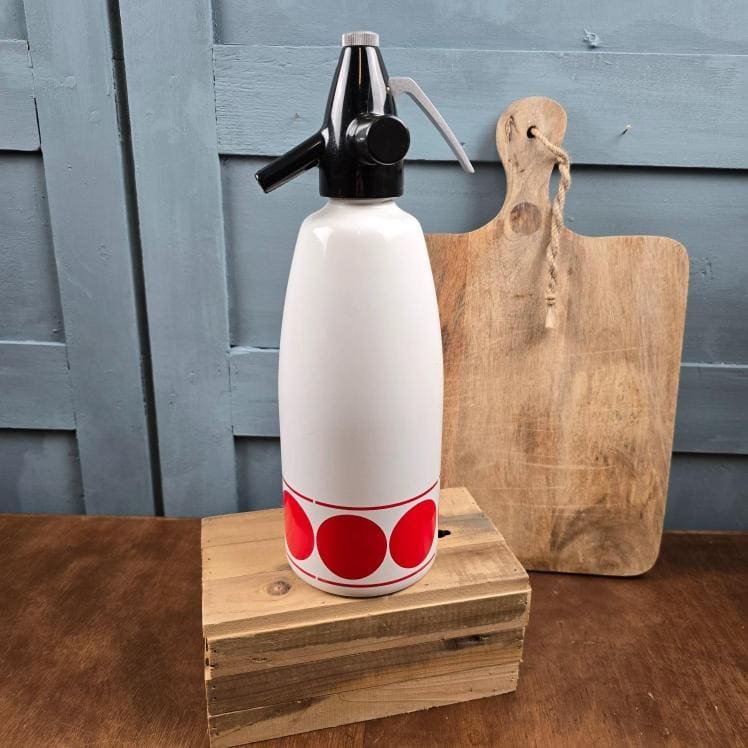 Siphon vintage blanc décor ronds rouges, style seventies, posé sur socle bois