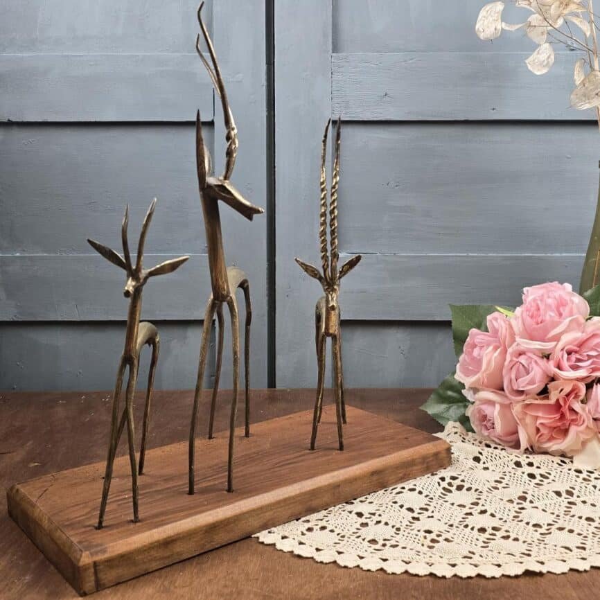 sculpture vintage antilopes en laiton sur socle bois vue d’ensemble