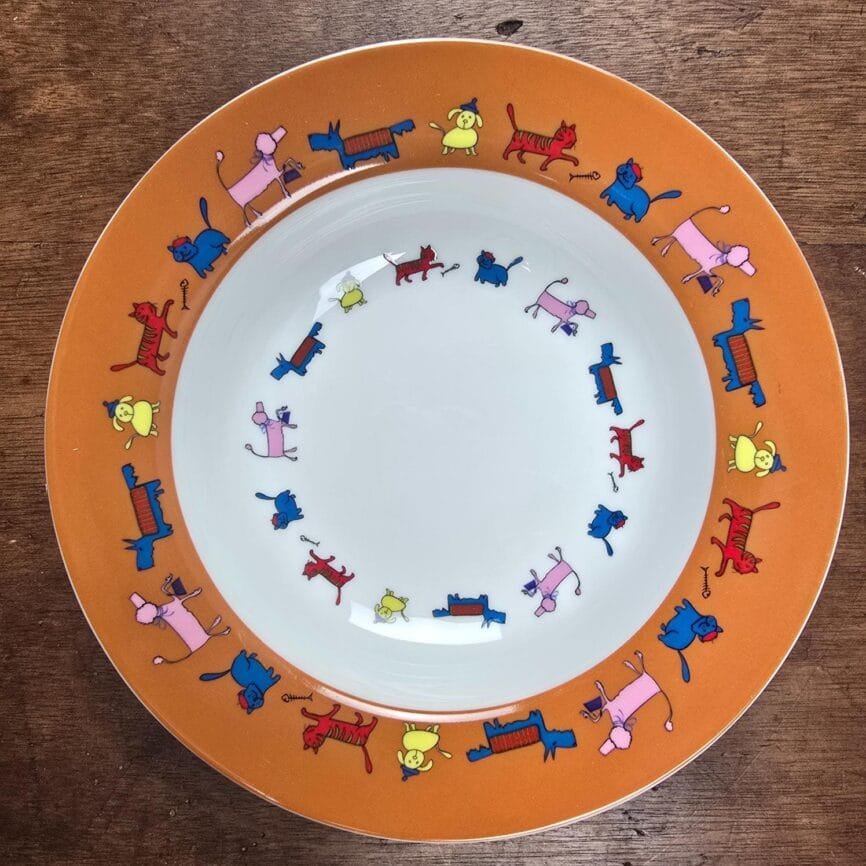 Assiette creuse Villeroy & Boch décor chiens et chats, bord orange, vue de dessus