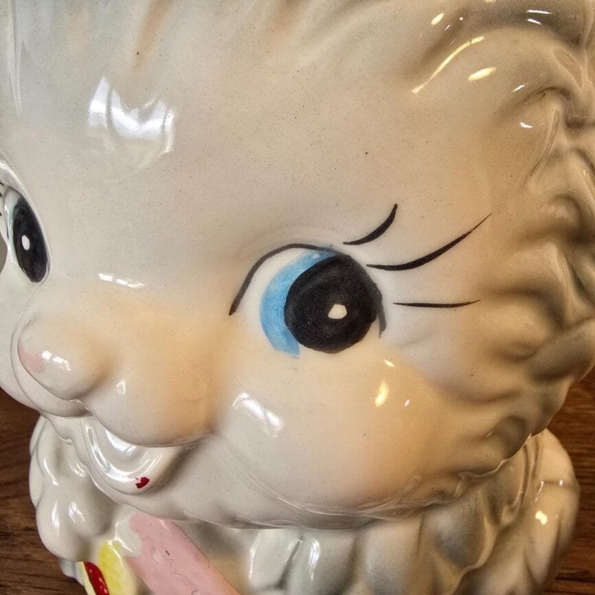 Détail visage chat céramique yeux bleus peinture vintage