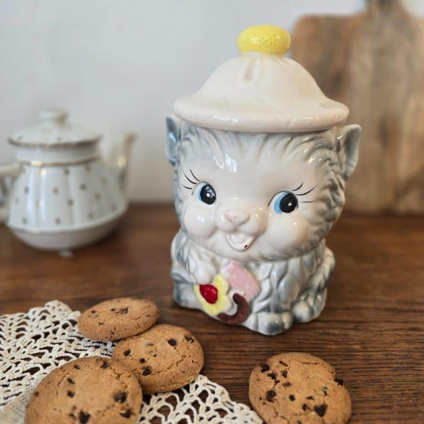 Pot à biscuits vintage chat en céramique vue d’ensemble avec cookie, ambiance vintage