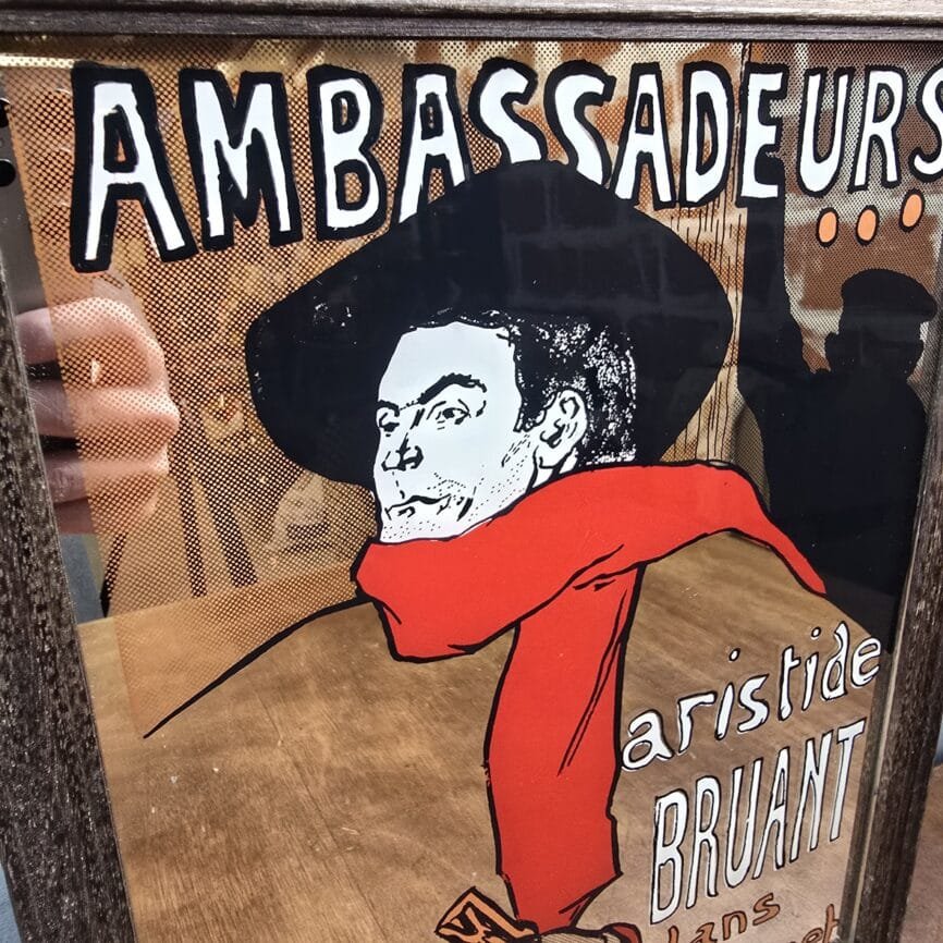 Détail du visage et du chapeau noir – impression sur miroir