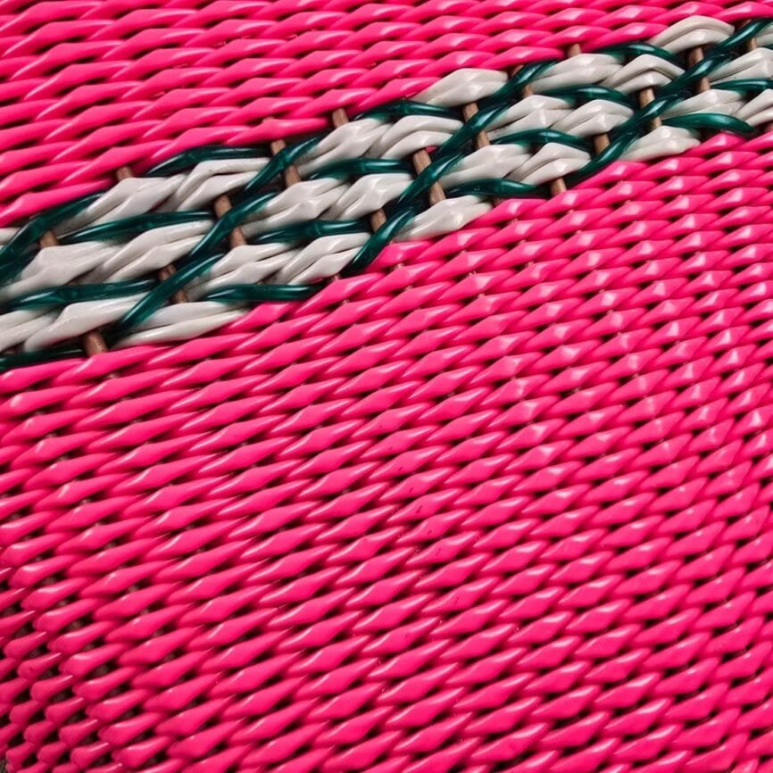 Détail tressage plastique rose beige vert panier vintage