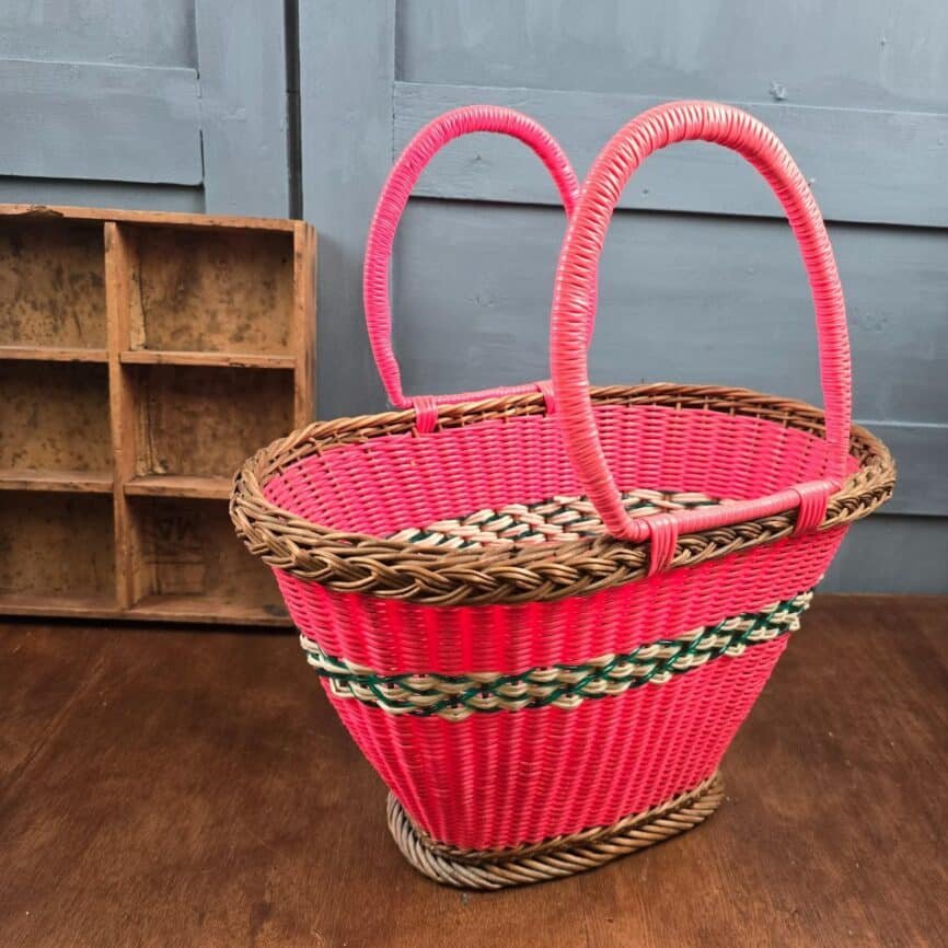 Panier plastique tressé années 70 rose vif ambiance vintage