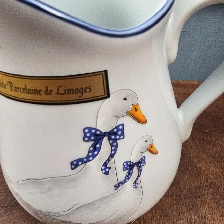 Détail du décor oies sur pichet en porcelaine de Limoges