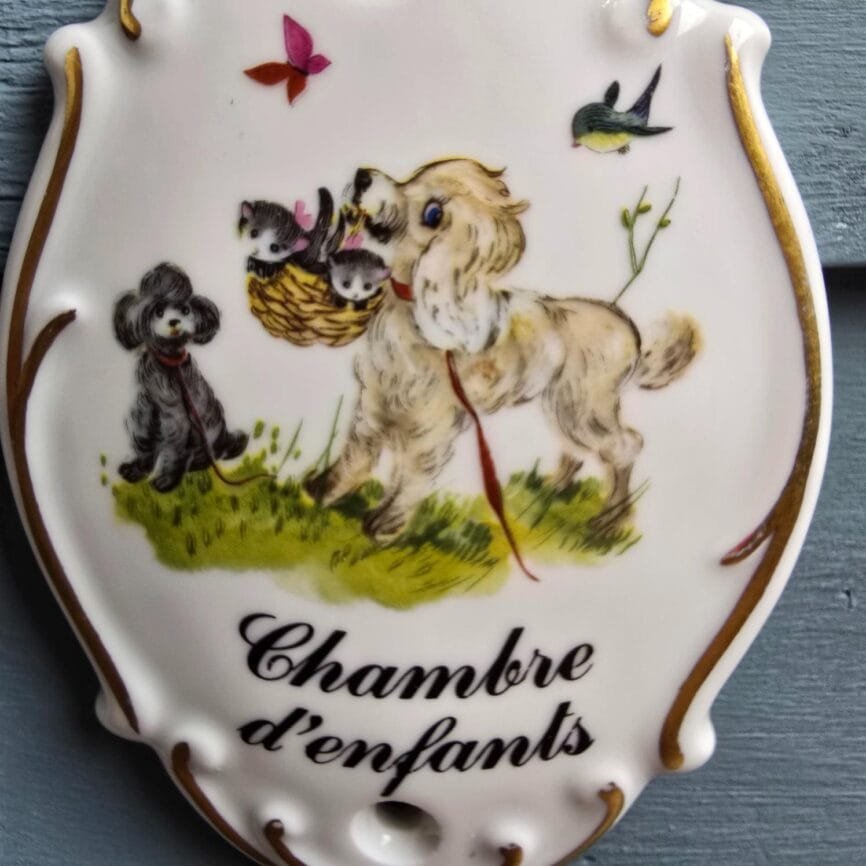 Gros plan du décor : chiens, chatons, papillon