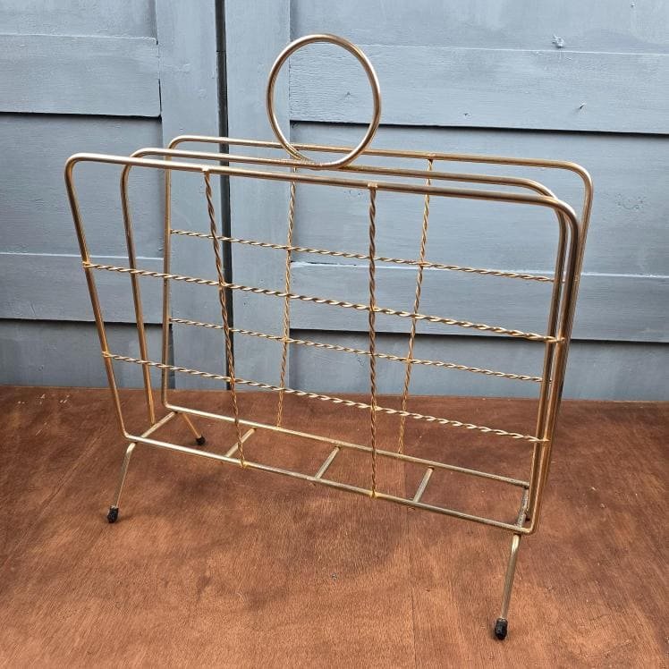 Porte-revues vintage en laiton design filaire vue de face