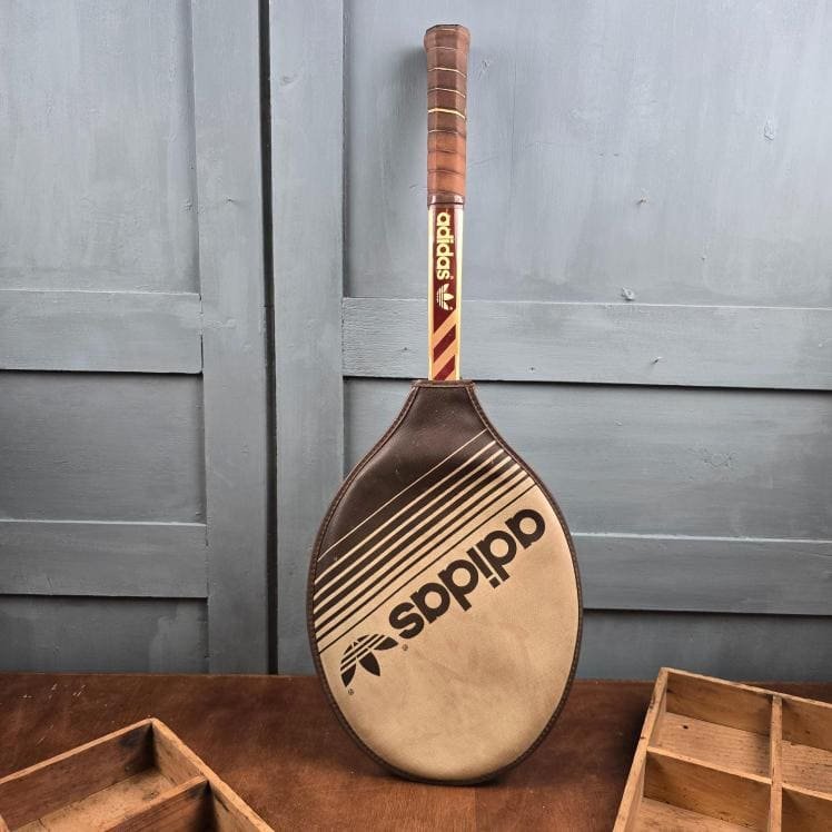 Raquette de tennis vintage Adidas en bois avec housse d’origine posée debout