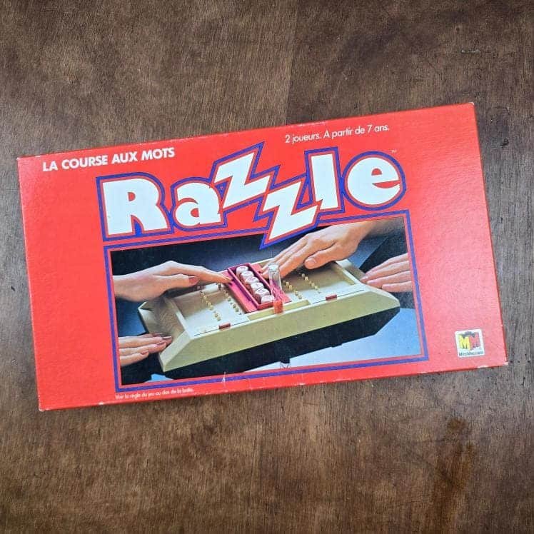 Boîte rouge du jeu Razzle vintage avec visuel et couvercle en bon état