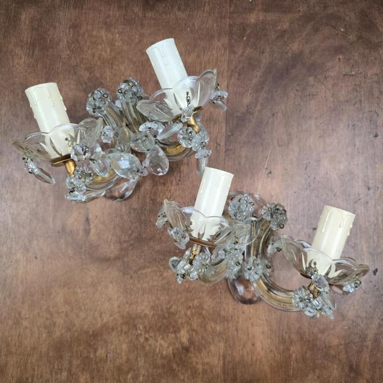 Lot de deux appliques en verre et métal doré avec pampilles