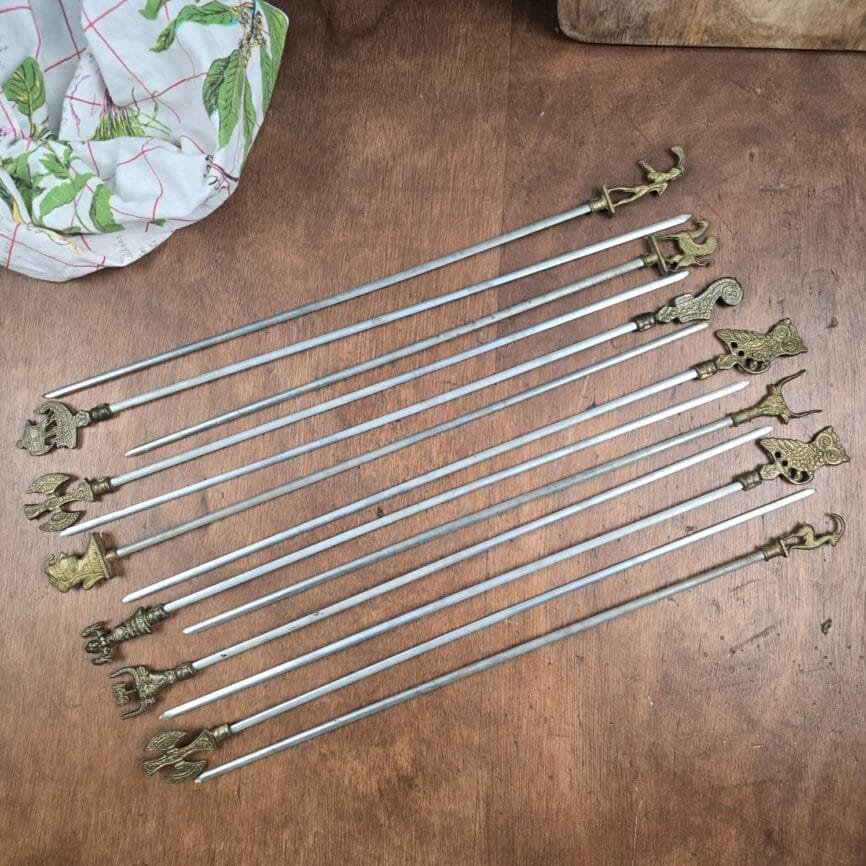 brochettes anciennes métal laiton barbecue vue de dessus