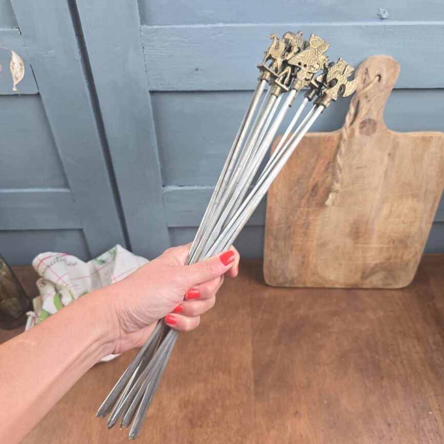 brochettes anciennes métal laiton barbecue tenu en main pour visualiser la taille