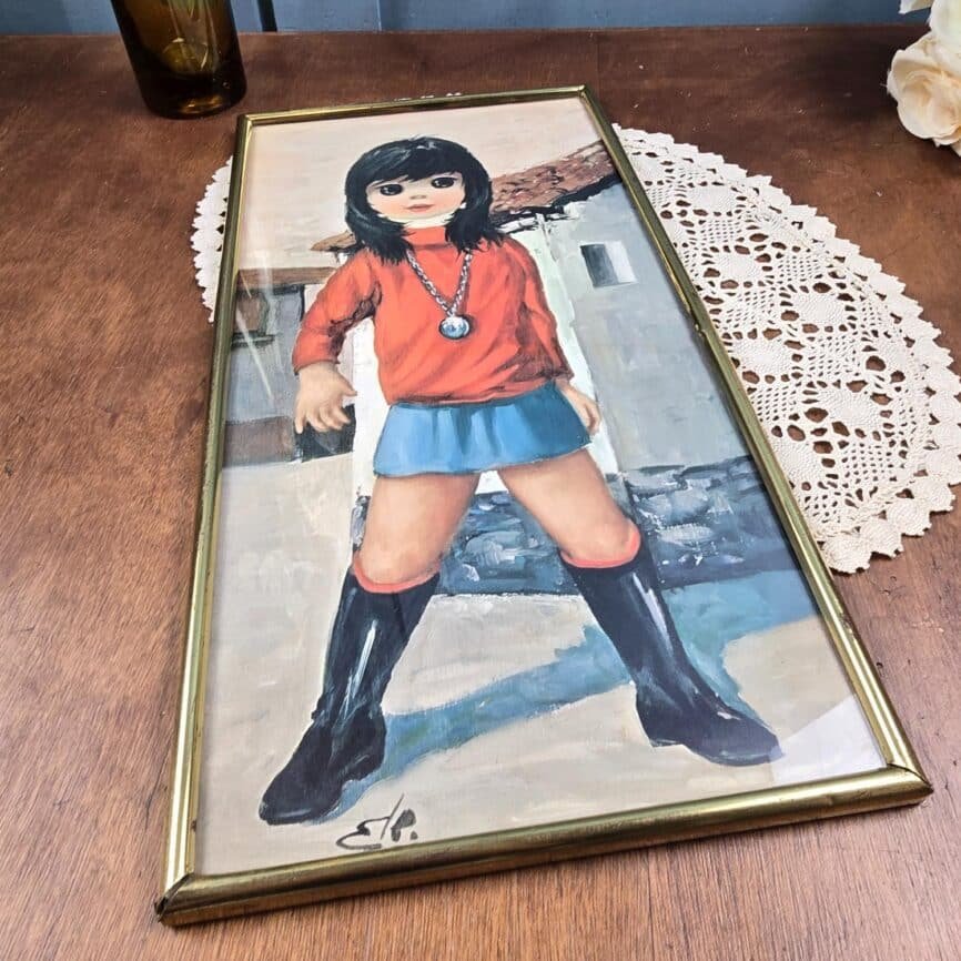 cadre vintage enfant style seventies illustration fillette grands yeux posé sur une table en bois pour voir l'épaisseur