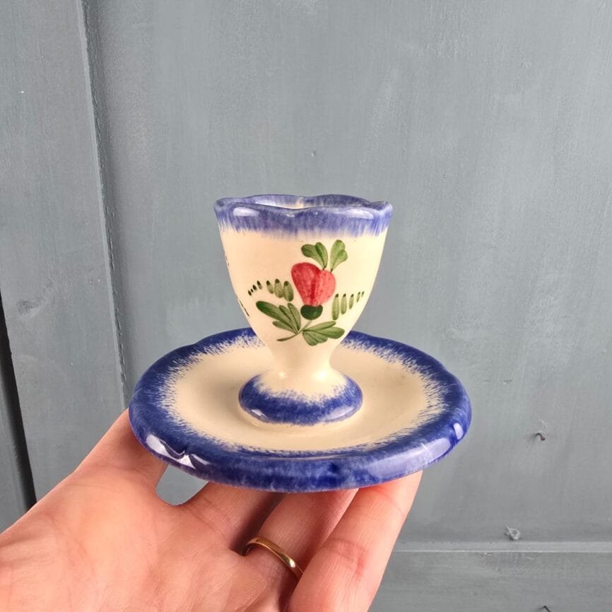 coquetier vintage coupelle floral présenté en main pour apprécier les dimensions