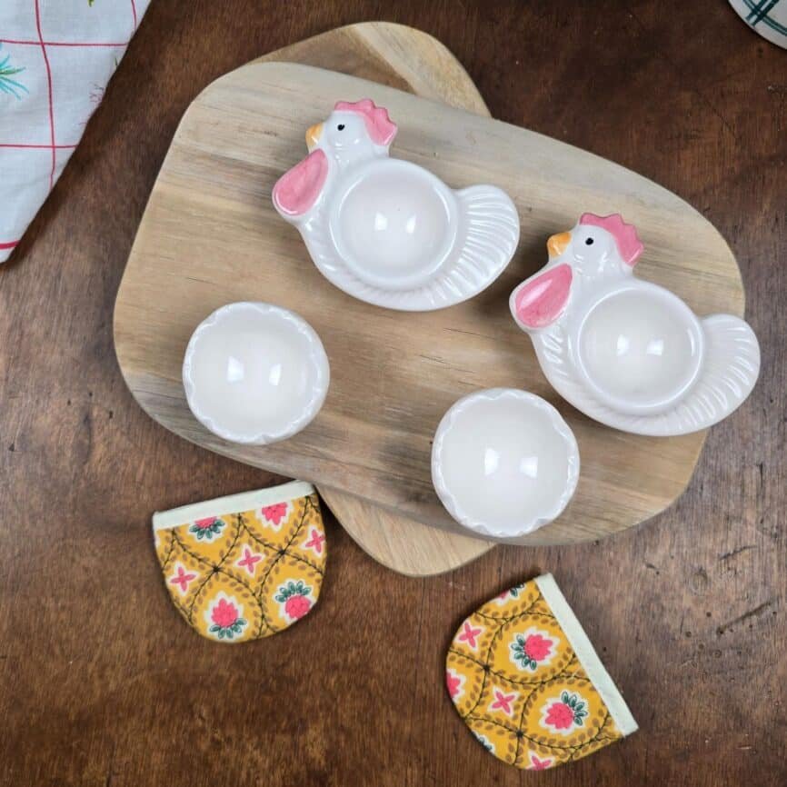 Service à œufs vintage pour 2 personnes – Coquetiers poules & coquilles + bonnets en tissu - vue de dessus