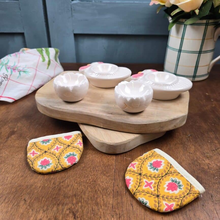 Service à œufs vintage pour 2 personnes – Coquetiers poules & coquilles + bonnets en tissu, vue de trois quart