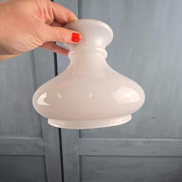 globe abat jour opaline blanc vintage brocante, tenue en main